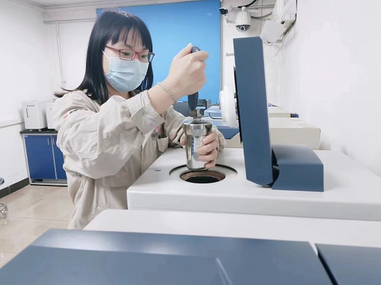 丰润热电公司：煤化验中的巾帼情2 - 副本.jpg