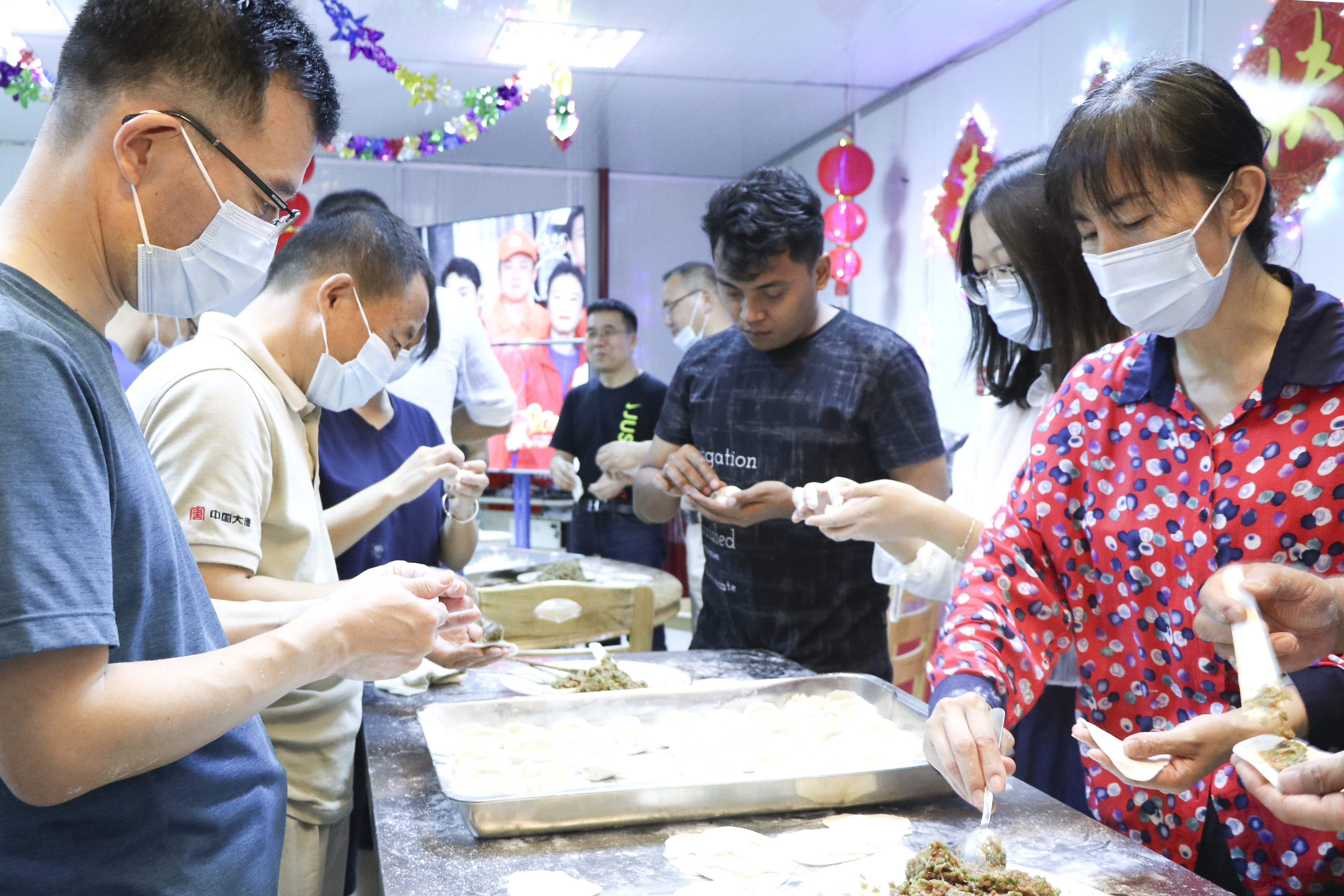 2021年2月，中印尼员工一起包饺子、庆新春.jpg