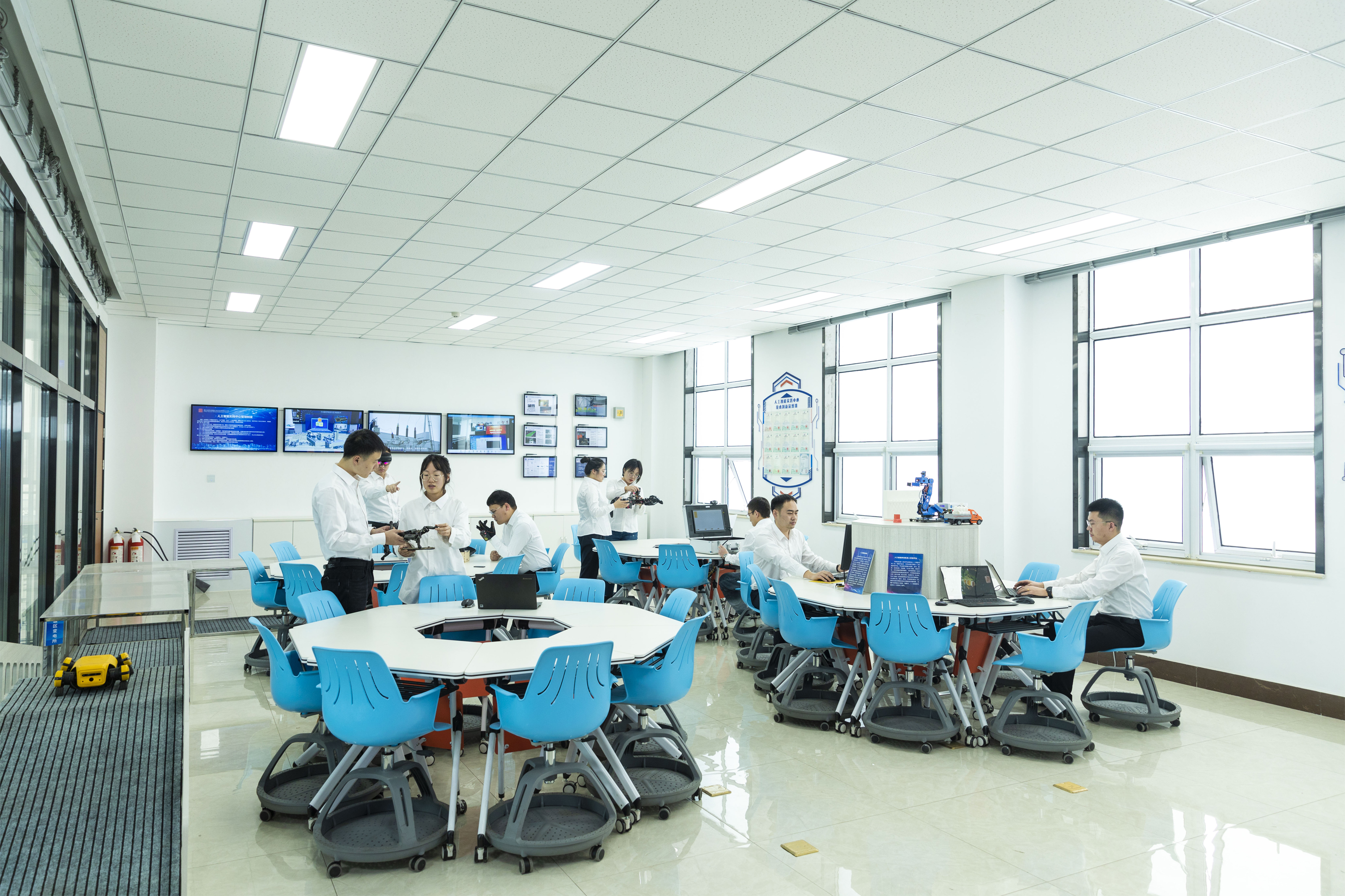 2.智慧联盟人工智能机器人实验室：携手科研院所、头部企业，建立“产学研用新型攻关”模式.jpg