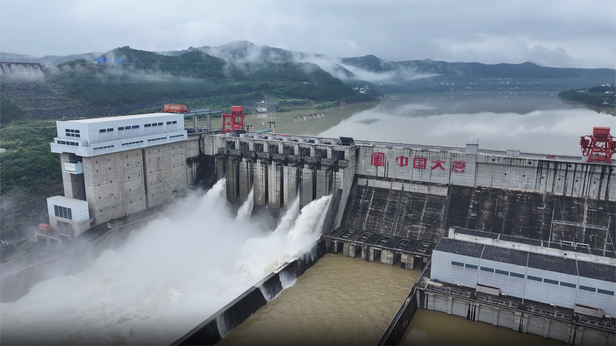 2024年7月，大唐亭子口水利枢纽泄洪场景。袁玉娇摄 (2).png